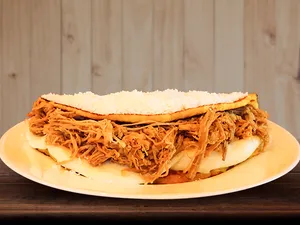Cachapa de carne mechada + queso de mano + topping de queso