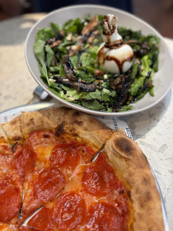 Combo Pizza Pepperoni+Ensalada de Burrata