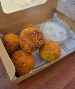 5 Bolitas de Cerdo y Queso, más Salsa