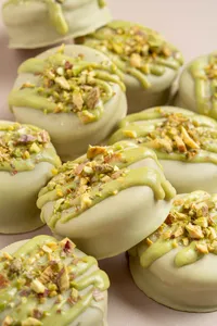 Alfajor cubierto de pistacho