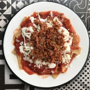 CHILAQUILES CON LONGANIZA