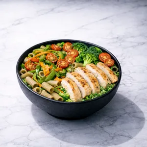 Ensalada de pasta integral y pollo