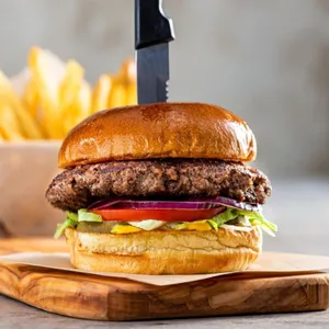 Classic Burger + papas fritas