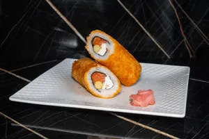 Handroll salmón, choclillo, queso crema