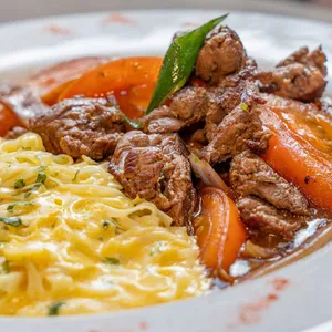 Lomo Saltado con Tallarines Huancaína