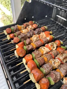 6 Anticuchos Mixtos –filete, cerdo, pollo, longaniza y verduras