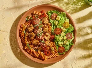 Pollo harissa  + fusilli+ ensalada