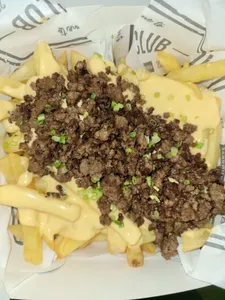 Papas Fritas Carne, Cebollín y Salsa Queso Cheddar