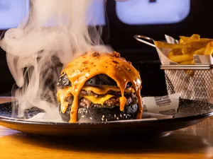 Black burger + papas - edición limitada