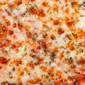 Pizza Doble Queso con doble porción de queso mozzarella, un toque de orégano, parmesano y salsa de tomate.