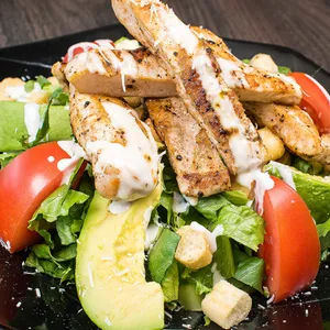 Ensalada cesar de pollo o lomo