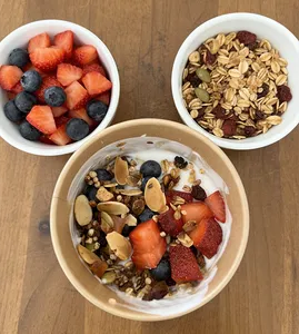 Yogurt natural con granola y frutos rojos