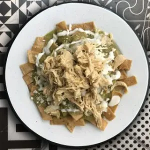 CHILAQUILES CON POLLO