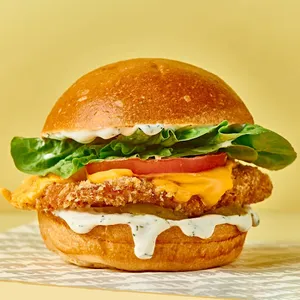 Sándwich milanesa de pollo