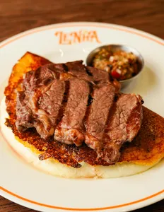 Cachapa con ojo de bife ala parrilla y chimichurri de la casa