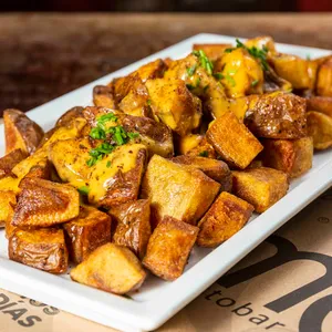 Patatas bravas y salsa de queso