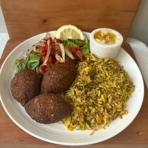 Kubbe relleno con 2 acompañamientos