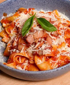 Pappardelle con Salsa Pomodoro y Pancetta