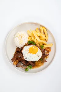 Lomo saltado anticuchero