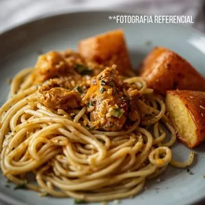 Pasta con Pollo a la Mantequilla y papas doradas