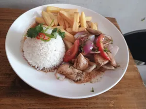 Pollo Saltado