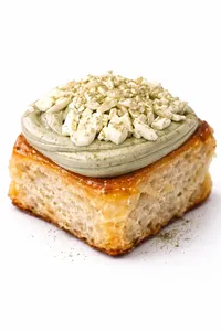 Cinnamon roll - White matcha