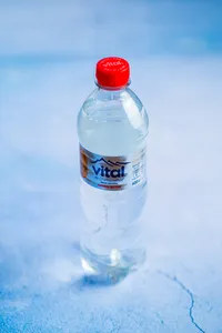 Agua mineral sin gas