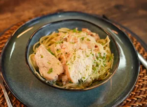 Spaguetti Alfredo con Pollo