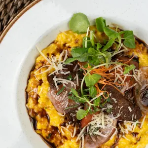 Risotto huancaina con lomo saltado