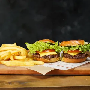 Mini Burgers + Papas Fritas