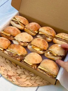 Tapaditos mechada, cebolla y queso