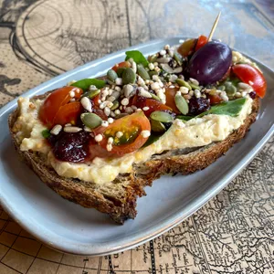 Tostada Baba Ganoush de berenjenas asadas