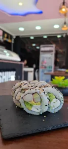 24. Kanikama, Queso, Palta, Envuelto en Sésamo/Ciboulette