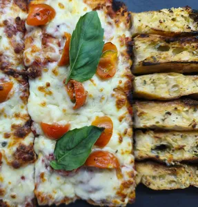 Pizza + 5 Palitos Ajo