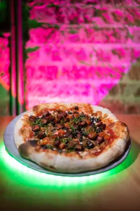 2 Pizzas con 2 bebida de la casa gratis