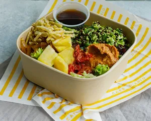 Hummus pimentón, lenteja negra, pimentón verde, ciboulette, brocoli rallado, aceite oliva, tomates cherry asados, piña en cubitos, cebolla pickle mix verde y vinagreta