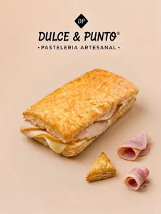 Sandwich de Hojaldre Jamón Pavo y Queso
