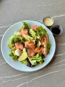 Ensalada de salmón ahumado estilo gohan