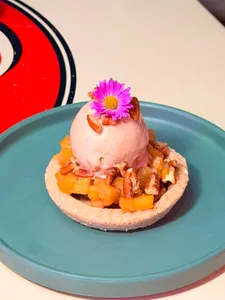 Tarta de manzana con helado
