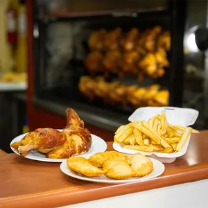 Combo para 2 Medio pollo + papas fritas medianas + 4 empanadas  de queso media luna