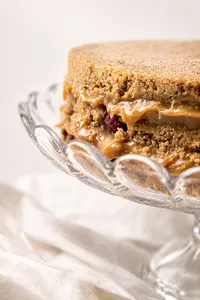 Torta crocante nuez, caluga y frambuesas 10-15 personas