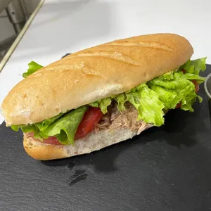 Sandwich atún, libre de gluten y sin lactosa.