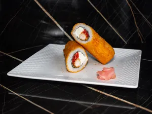 Handroll camarón, morrón, queso crema