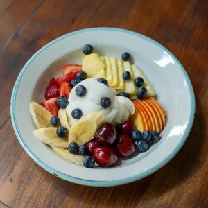Ensalada De Frutas Frescas Con Helado