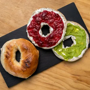 Bagel queso crema con palta o mermelada