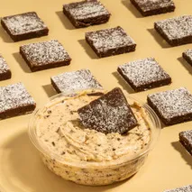 Brownie con dip de cookie doug