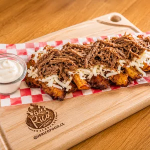 Tajadas Plátano Maduro Frito - Ración Con Nata, Queso Y Mechada