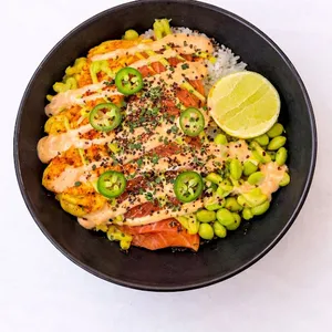 Poke de salmón dinamita