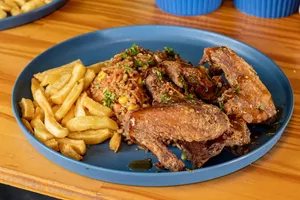 Wok de Arroz + Alita + Papas Fritas