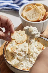 Queso cremoso caliente de champiñones con finas hierbas